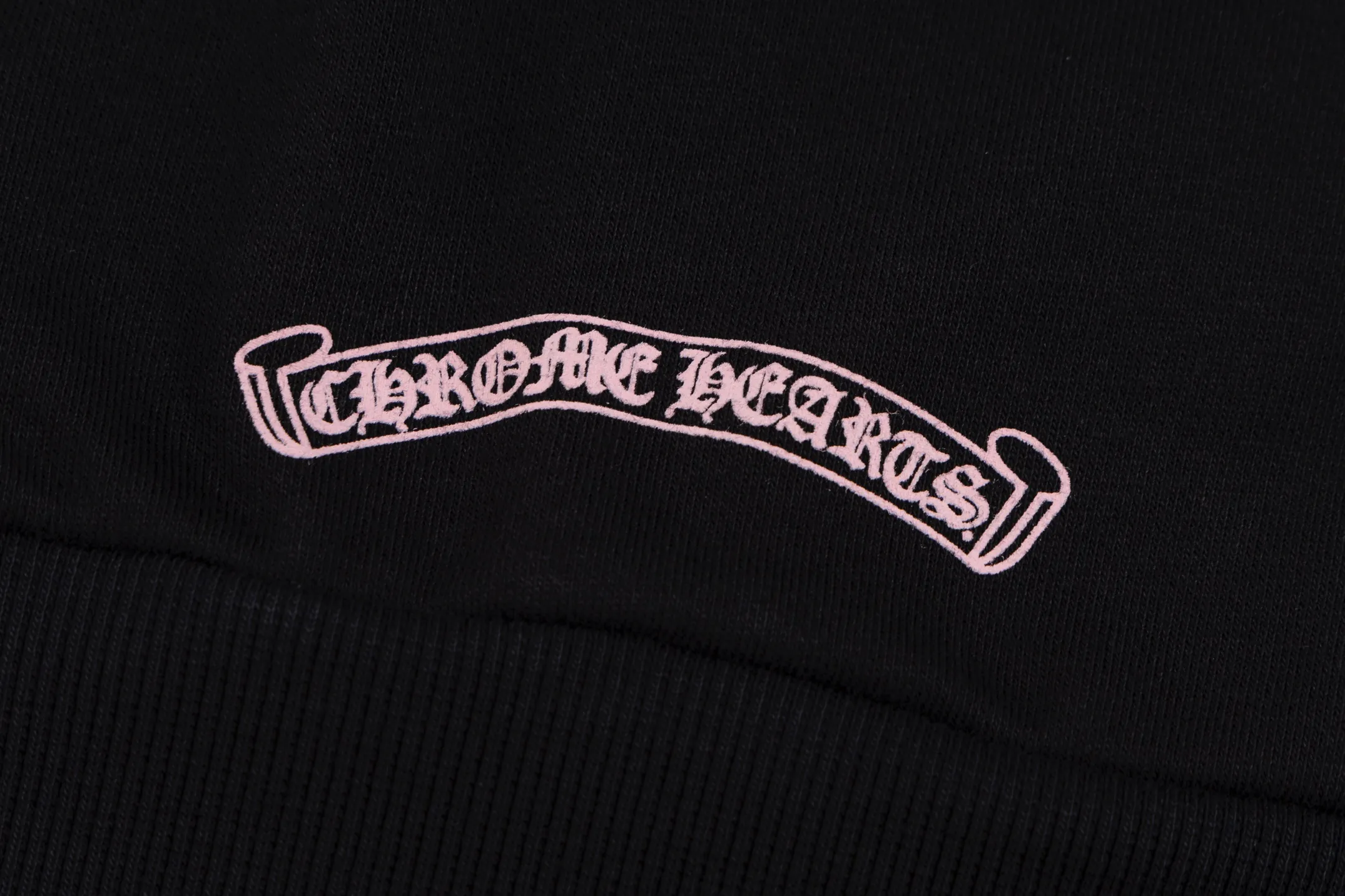 P480 Exclusive supply] CH Crow Heart Deadly Doll co-branded hooded jacket. The fabric is made of 420 grams of high-quality thin velvet thick fish scale fabric, bringing a comfortable wearing experience. The fabric has been professionally brushed and washed to give the clothing a soft, skin-friendly feel. The printed pattern on the sweatshirt strictly follows the original design and uses hand-made glue printing technology to ensure that the pattern is clear and lasting. The zipper part is specially made of real antique silver and has been carefully aged. The zipper head is sprayed with silver to create a retro texture. The whole body has been shaped to keep the shape crisp. This sweatshirt strives for excellence in craftsmanship and reflects high-end quality from fabric selection to detail processing. It not only retains the street fashion sense, but also incorporates Chrome Hearts' iconic luxury elements. It is an ideal choice for fashion lovers who pursue individuality and quality. Size:S/M/L